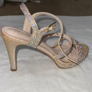 size 7 color nude sparkle